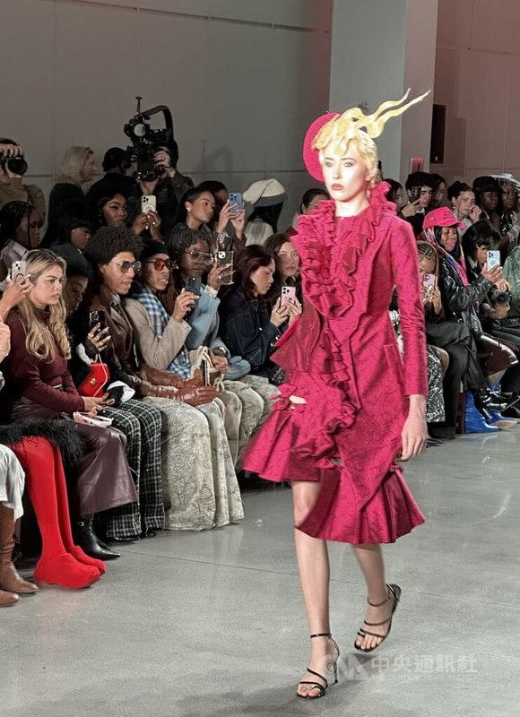 台灣設計師施堉霖在2026紐約時裝週展示「花心思」系列新作。中央社記者廖漢原紐約攝　115年2月17日