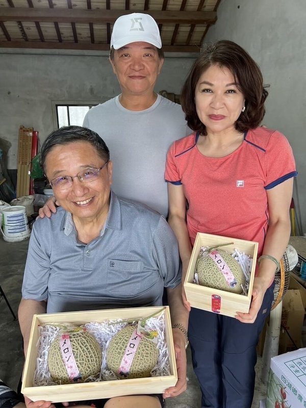 北市退休警察陳國慶（中）自小就愛種菜，退休後拜師苦學種洋香瓜，歷經歷經兩次敗北慘賠再進修，終於豐收果實。（陳國慶提供）中央社記者黃麗芸傳真　115年2月17日