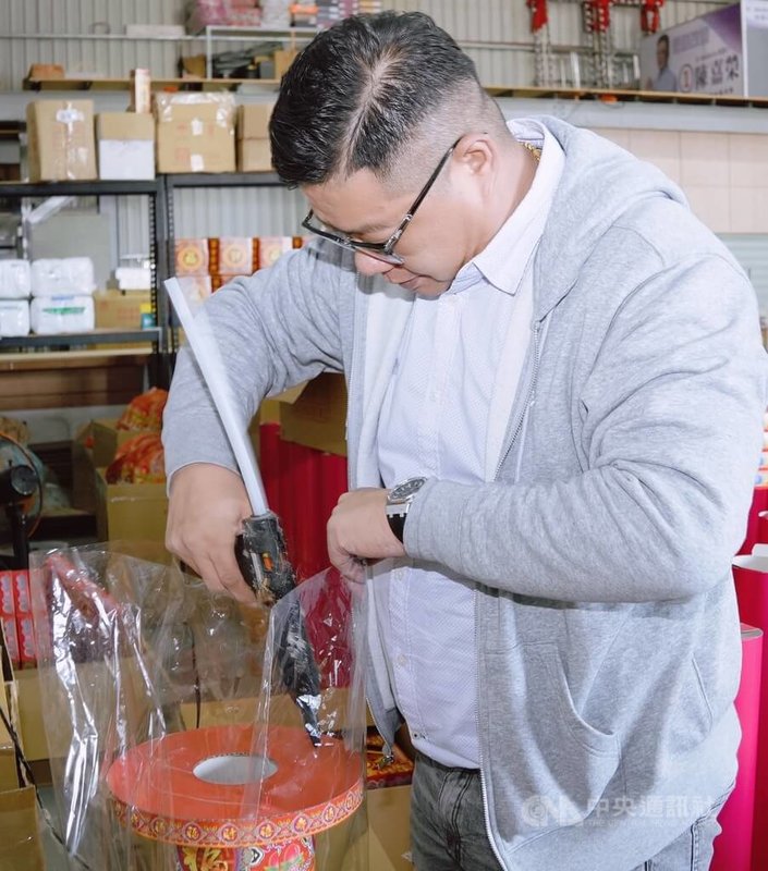 苗栗縣竹南鎮民代表陳嘉榮使用熱熔膠槍製作神明香塔。中央社記者王揚宇攝 115年2月17日