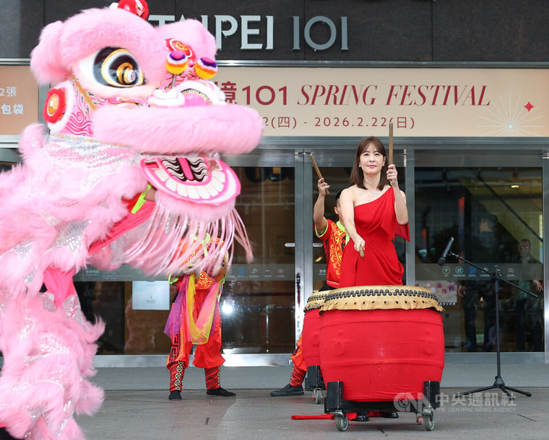 台北101「一馬當先  賈董打鼓賀新春」活動，17日在台北101購物中心信義廣場舉行，台北101董事長賈永婕（右）率領舞獅吉祥物，帶來精彩的鼓陣賀歲表演。中央社記者謝佳璋攝  115年2月17日