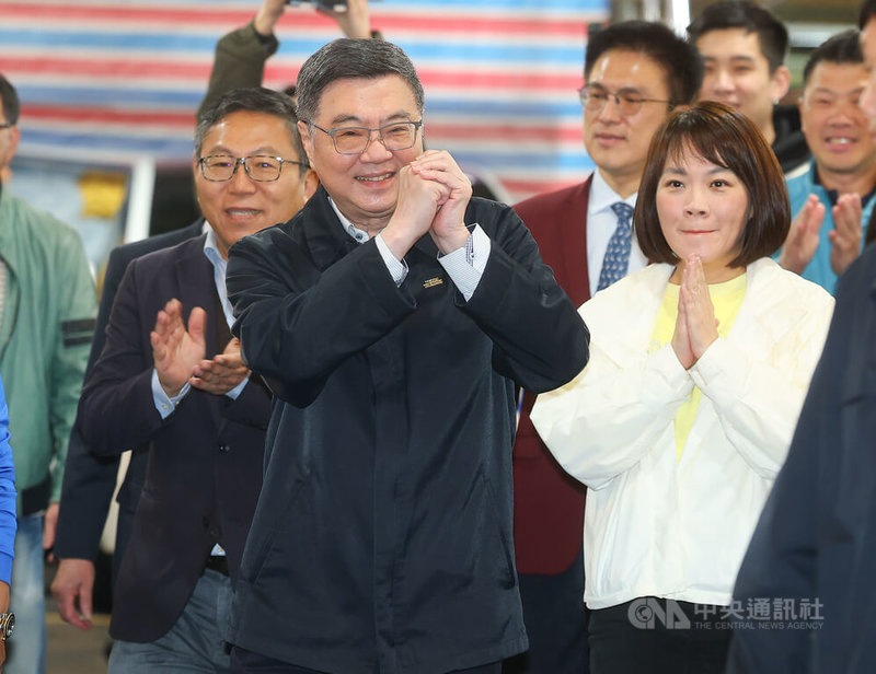 行政院長卓榮泰(前左)17日上午前往木柵忠順廟參拜祈福,拱手向現場民眾賀年。中央社記者謝佳璋攝 115年2月17日