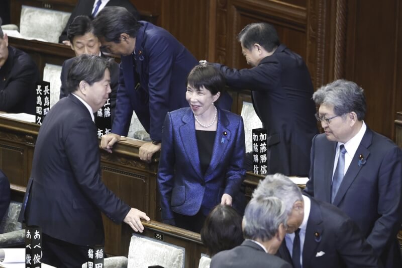 日本眾議院18日舉行首相指名選舉，高市早苗（中）被指名為日本第105任首相。（共同社）