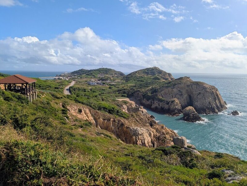 馬祖莒光東洋山步道位於東莒島的東側海岸，可遠眺東莒島燈塔與福正聚落。（馬祖國家風景區管理處提供）中央社記者潘欣彤傳真　115年2月18日