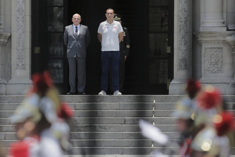 秘魯代理總統赫里（右）17日在衛兵換崗儀式中現身。（美聯社）