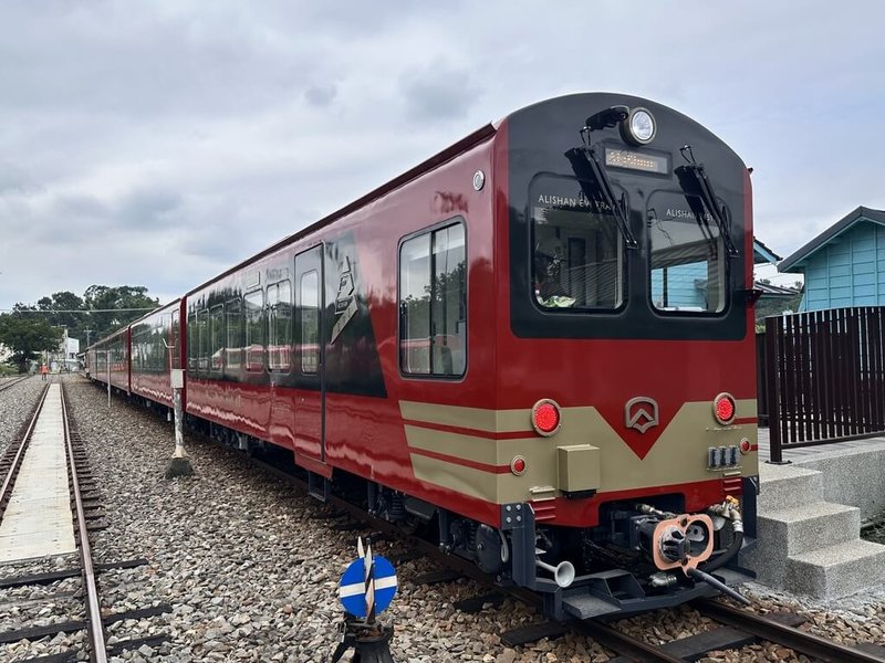 阿里山林鐵新採購「森里號」列車目前測試作業中,整體車身外觀納入日出印象,採「林鐵黑、阿里山紅、聖光金」塗裝。(阿里山林鐵及文資處提供)中央社記者黃國芳傳真 115年2月18日