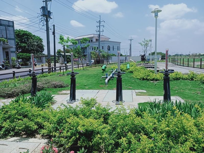 台南市「月津港淨水設施」不僅改善惡臭，並規劃景觀綠美化設計，提供民眾休憩、賞景及教育宣導功能，更打造知名藝術人文活動，為環境部推薦的「水質淨化現地處理設施」之一。（環境部提供）中央社記者張雄風傳真　115年2月18日
