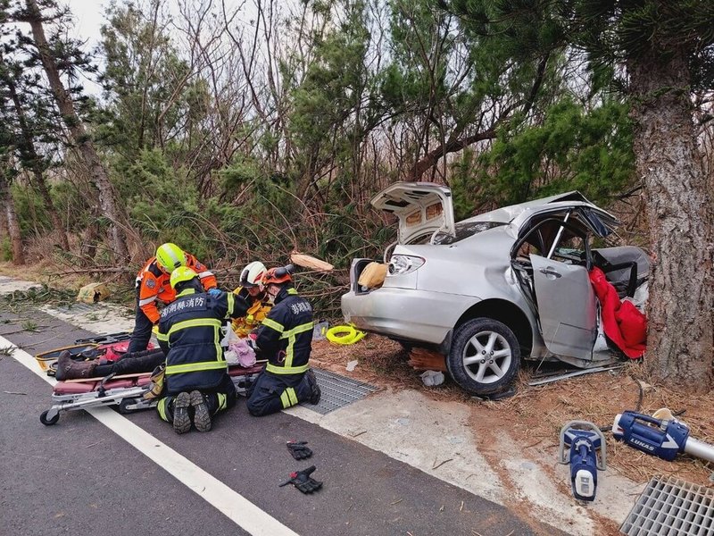 澎湖縣道203線白沙鄉港子村路段今天發生一起自小客車疑似自撞路旁路樹車禍，黃姓夫婦均呈OHCA（到院前心肺功能停止）狀態，肇事原因由警方調查釐清。（澎湖消防局提供）中央社  115年2月18日