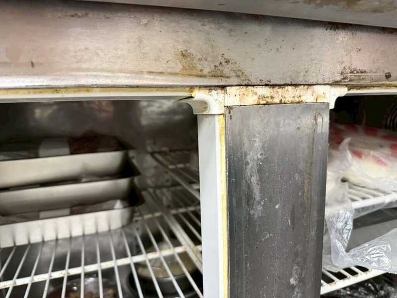 台北市衛生局18日表示，接獲通報有民眾到紅豆食府天母店用餐後，出現腹瀉、嘔吐等症狀，衛生局稽查並通知停業，複查合格後才能復業。衛生局稽查發現有冰箱食材未覆蓋等缺失。（台北市衛生局提供）中央社記者林長順傳真 115年2月18日