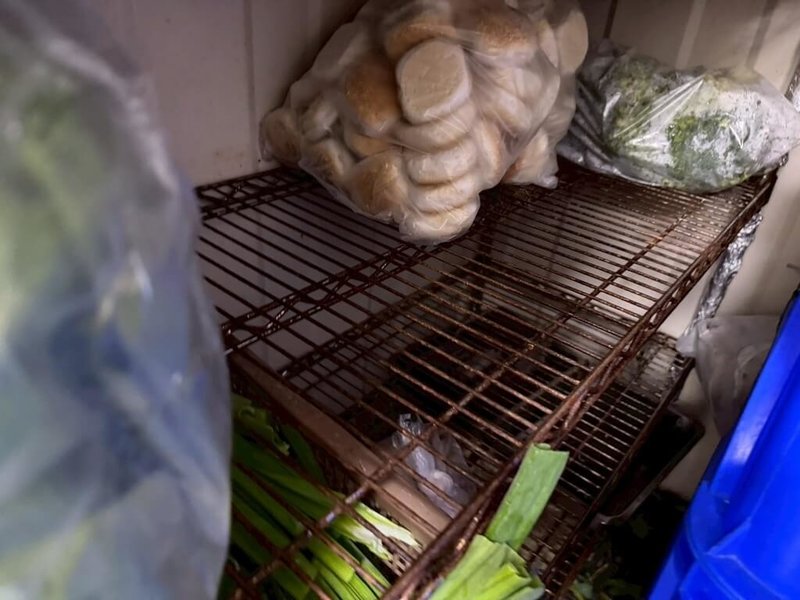 台北市衛生局18日表示，接獲通報有民眾到紅豆食府天母店用餐後，出現腹瀉、嘔吐等症狀，衛生局稽查並通知停業，複查合格後才能復業。衛生局稽查發現有冰箱不潔及層架生鏽等缺失。（台北市衛生局提供）中央社記者林長順傳真 115年2月18日