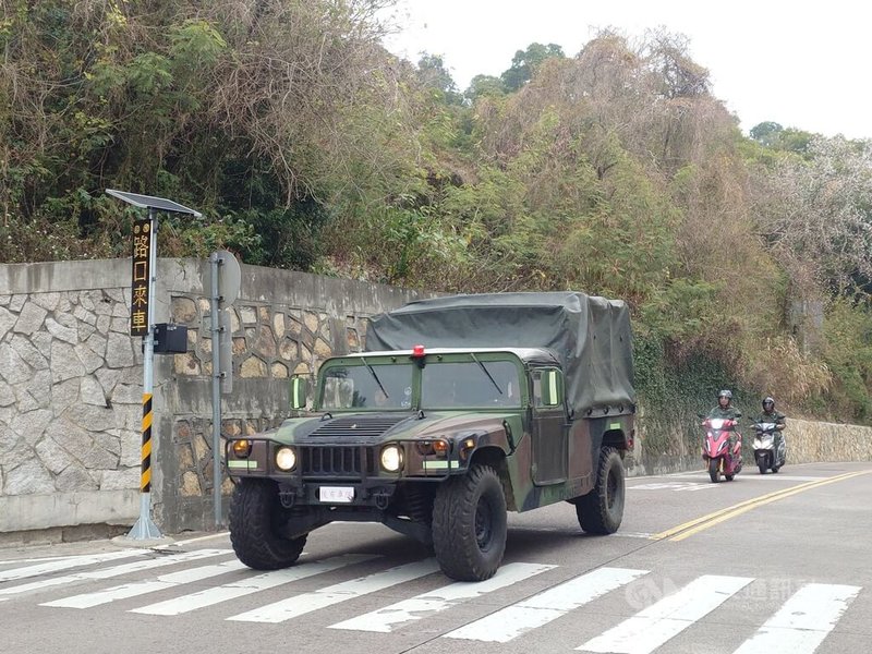 連江縣為全國唯一沒有紅綠燈的縣市，連江縣交通旅遊局在交通部補助下，陸續於南竿鄉設置智慧交通安全防護系統，包含非號誌化路口告警系統，當車輛進入感應範圍後，便會啟動「路口來車」的即時動態閃爍警示。中央社記者潘欣彤攝　115年2月18日
