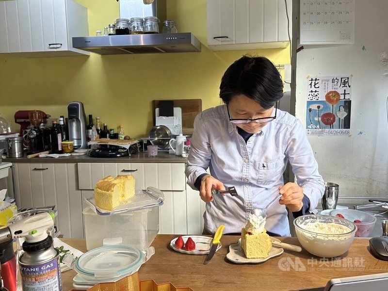 鄭景文曾是期貨業主管，轉做甜點一晃眼就是10年，在芝山岩旁累積許多忠實顧客。中央社記者賴于榛攝　115年2月18日