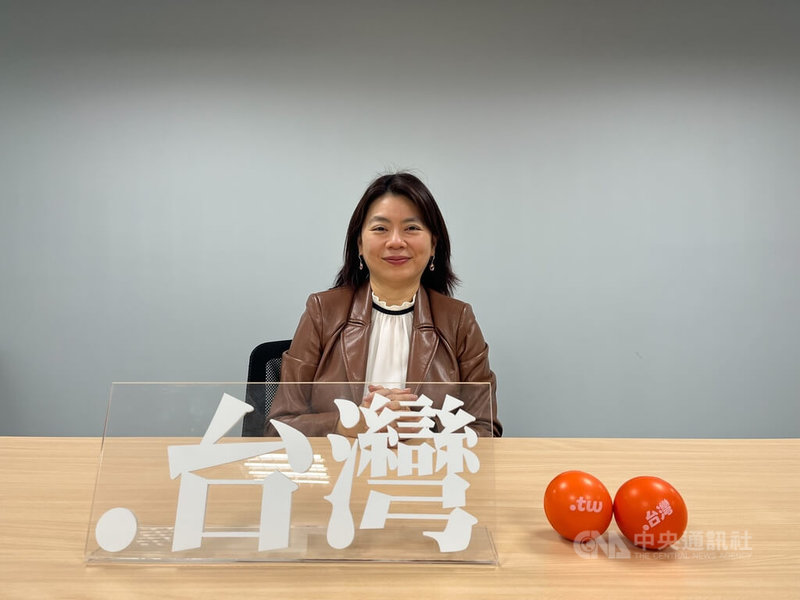 財團法人台灣網路資訊中心（TWNIC）執行長余若凡（圖）表示，TWNIC自2003年起針對結尾為「.tw」的台灣國碼域名開放中文註冊，2010年再開放「.台灣」中文註冊，目前註冊量已超過5萬4000筆。中央社記者趙敏雅攝　115年2月18日