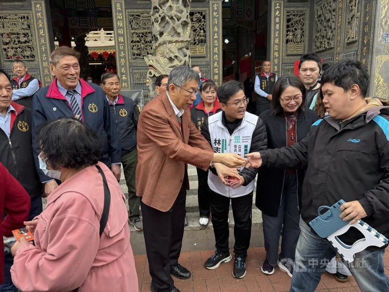 大年初二，台灣民眾黨創黨主席柯文哲（中）18日到苗栗縣頭份、竹南地區多間廟宇參香祈福，向民眾發放福袋拜年。中央社記者管瑞平攝　115年2月18日