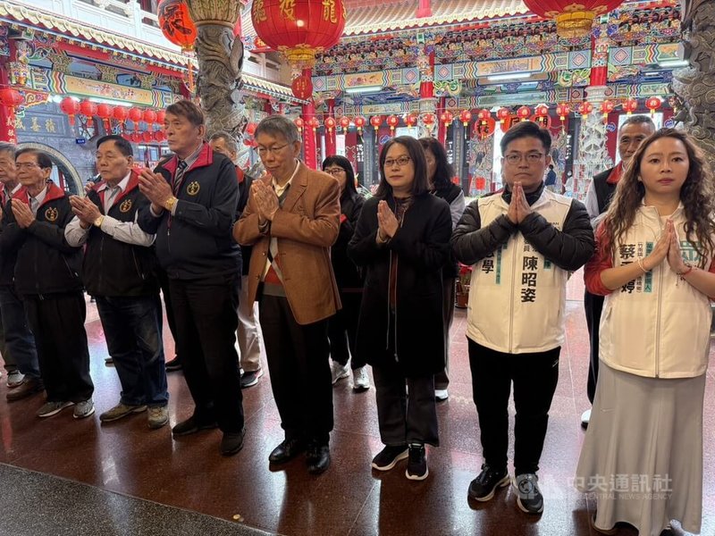 台灣民眾黨創黨主席柯文哲（前右4）18日大年初二率政策會執行長賴香伶（前右3）及黨籍縣議員參選人到苗栗頭份義民廟參香祈福。中央社記者管瑞平攝　115年2月18日