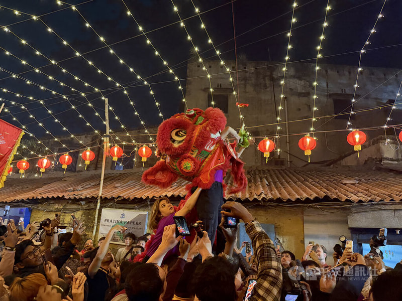 距離台灣超過4300公里的印度，在農曆新年期間也有濃濃的節慶氣氛，加爾各答的華人區家家戶戶張燈結彩，爆竹聲此起彼落，過年熱鬧的氣氛在一次次舞獅「採青」表演（如圖）中達到高潮。中央社記者李晉緯加爾各答攝 115年2月18日