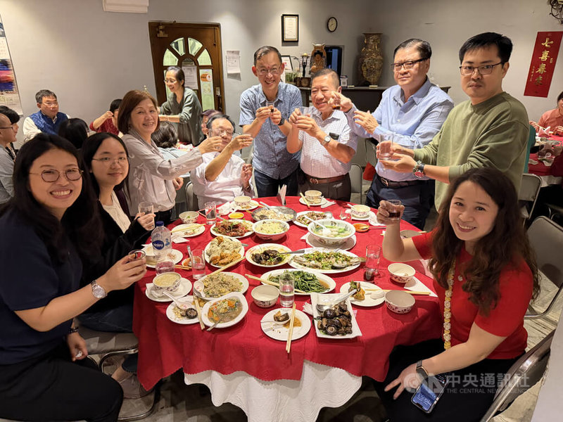 印度加爾各答華人維持傳統,許多到外地工作、求學,甚至移民海外的民眾,都會在春節期間回到加爾各答,並在除夕夜和家人、親戚吃年夜飯,享受久違的團聚時光。圖為駐印度代表陳牧民(左5)與加爾各答華人圍爐。中央社記者李晉緯加爾各答攝 115年2月18日