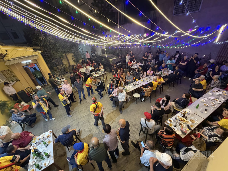 印度加爾各答華人慶祝新年,用「辦桌」的形式宴請親友,讓許久不見眾人重新團聚在一起。中央社記者李晉緯加爾各答攝 115年2月18日