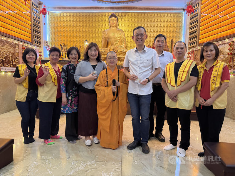 印度加爾各答華人至今仍保有在春節到廟宇參拜的傳統,許多人會到廟裡上香祈福,也有不少人會到佛光山參加法會,並為自己、家人點上一盞光明燈,祈求在新的一年平安順利。圖為佛光山加爾各答禪淨中心住持妙如法師(左5)等人,接待駐印度代表陳牧民(左6)一行。中央社記者李晉緯加爾各答攝 115年2月18日