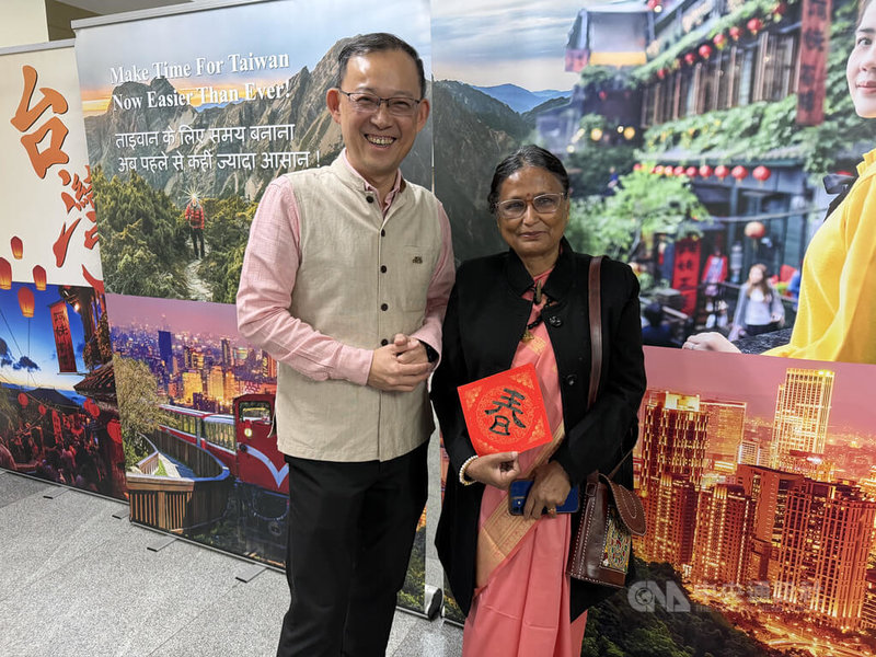 駐印度代表處在大年初二舉辦寫春聯的活動,讓在德里過年的台灣民眾,感受團聚的溫馨,駐印度代表陳牧民(左)認為,邀印度民眾一起練書法、寫春聯,能展現台灣的軟實力。中央社記者李晉緯新德里攝 115年2月18日