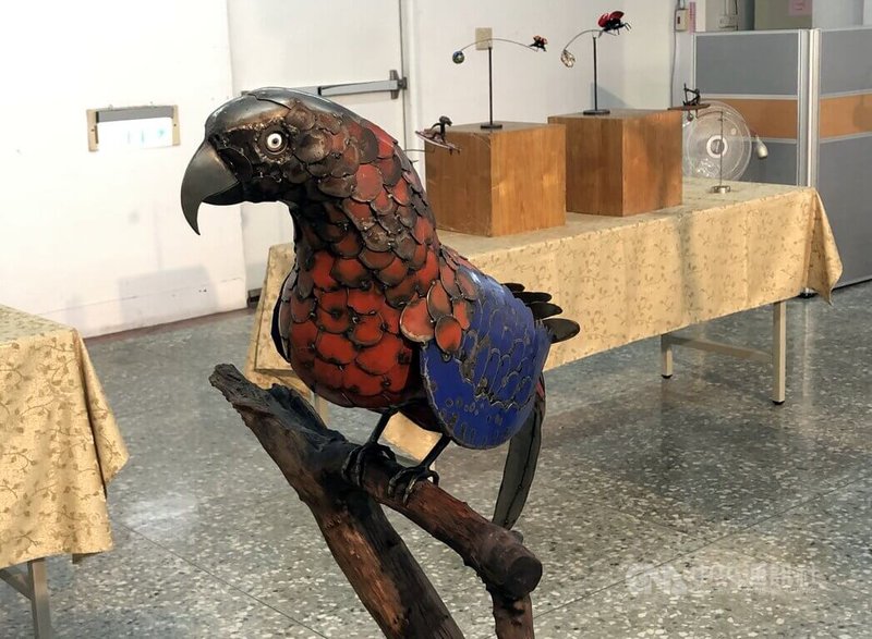 「嘉義鐵孩子」賴銘傳中年重拾初心投入鐵雕藝術創作，且不斷精進，天上飛的、地上爬的與海裡游的都是他創作標的，栩栩如生令人讚嘆。圖為賴銘傳作品鸚鵡。中央社記者黃國芳攝　115年2月18日