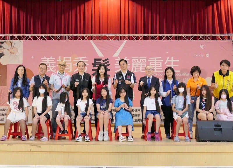 國民黨立委萬美玲（後左5）每年都在桃園舉辦「義捐秀髮．美麗重生」活動，至今已邁入第18年，要為為癌症病友帶來溫暖和力量。（萬美玲辦公室提供）中央社記者劉冠廷傳真　115年2月18日