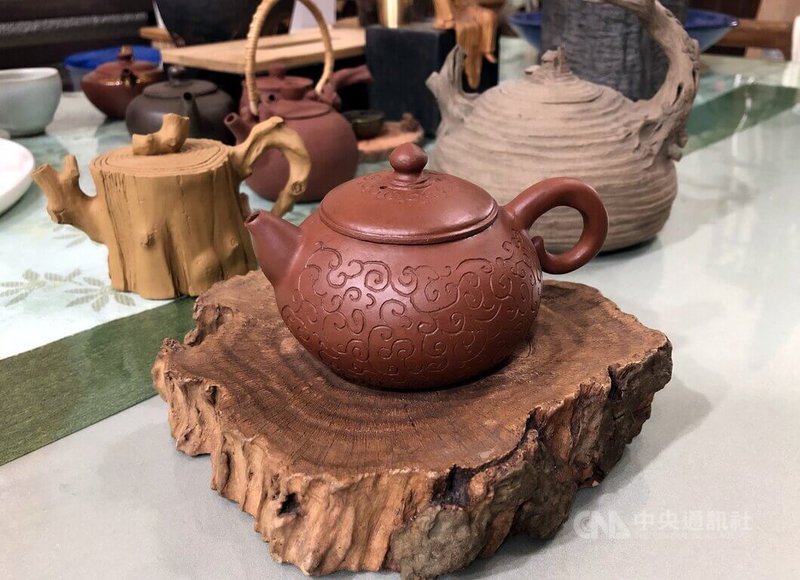 手捏茶壺陶藝家謝定士創作大都取材於大自然，特別是樹幹樣態，他所創作的壺承宛如樹幹切面，生動自然。中央社記者黃國芳攝　115年2月18日