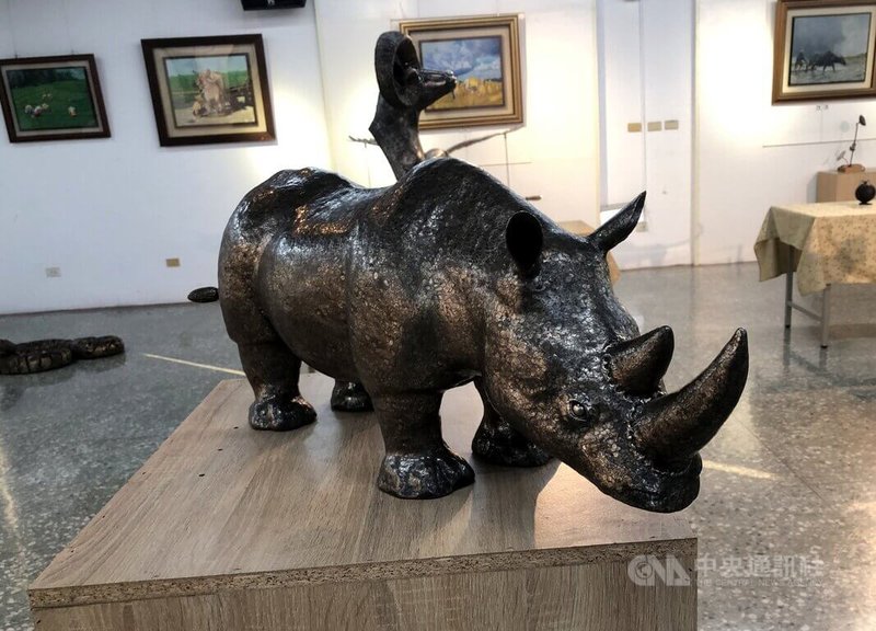 「嘉義鐵孩子」賴銘傳將鍋蓋、圓鍬或餐具等生活中不起眼五金，透過切割、焊接、組裝與烤漆，轉化為富含情感與故事作品。圖為賴銘傳作品犀牛。中央社記者黃國芳攝　115年2月18日