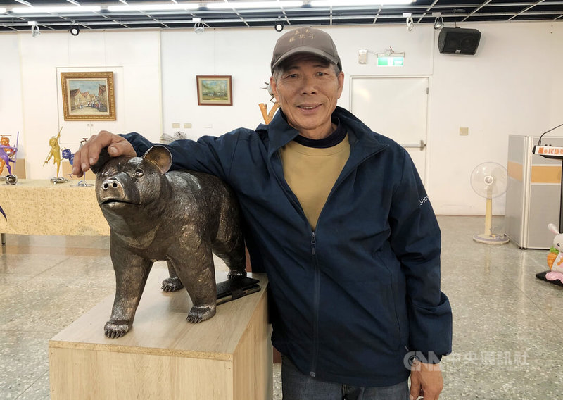 「嘉義鐵孩子」賴銘傳在少年時期就懷抱藝術家夢想，之後為生計從事廣告招牌業多年，直到中年重新找回初心、從事鐵雕藝術。圖為賴銘傳與作品台灣黑熊合影。中央社記者黃國芳攝　115年2月18日