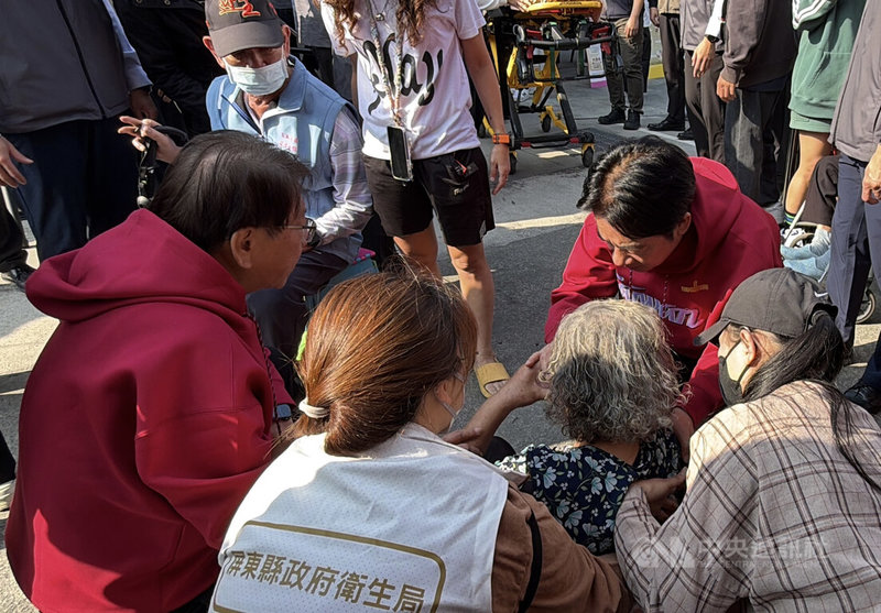 總統賴清德（後右紅衣者）18日大年初二南下屏東發放福袋，有民眾在等待過程中疑因天氣太熱暈倒，賴總統立刻上前協助。中央社記者李卉婷攝 115年2月18日