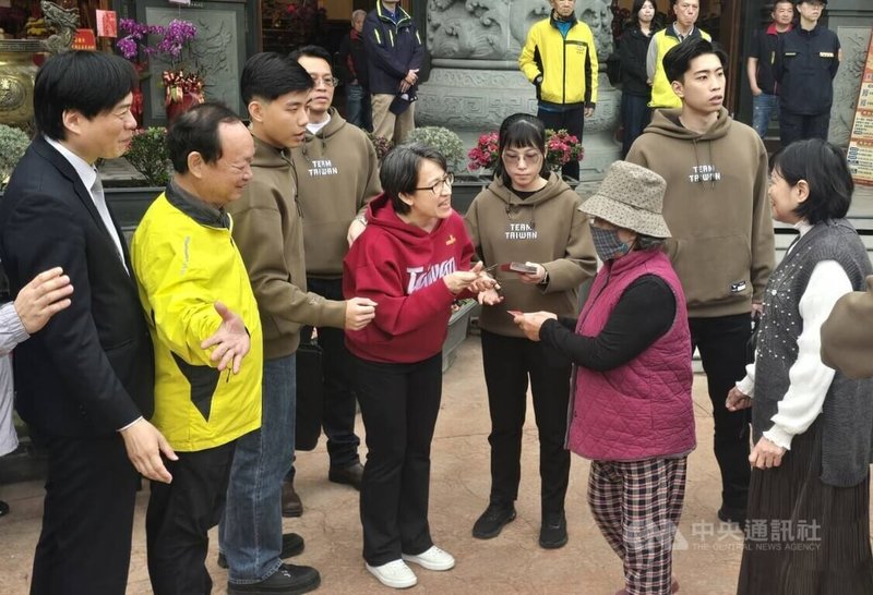 副總統蕭美琴（紅衣者）18日前往宜蘭二結王公廟參拜，祈求國泰民安，並在廟埕發送福袋，吸引大批人潮排隊領取。中央社記者沈如峰宜蘭縣攝 115年2月18日