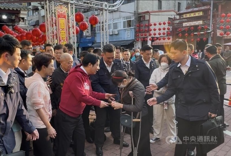 大年初二，總統賴清德（前左3）18日上午在台南市中西區台灣祀典武廟走春向民眾拜年、發放福袋，吸引大批人潮排隊領取。中央社記者張榮祥台南攝 115年2月18日