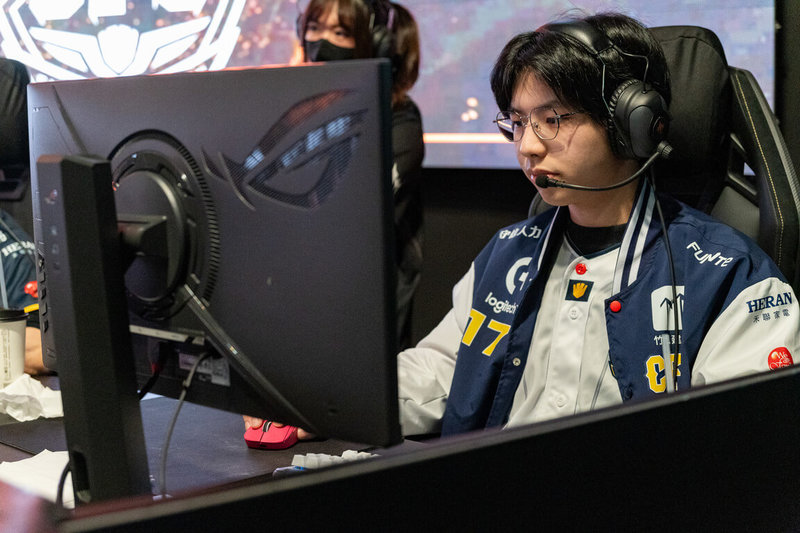 台灣英雄聯盟電競戰隊中信飛牡蠣（CFO）本季換上新輔助選手2274（邱長恩）（右），他希望跟著團隊出國征戰國際賽，同時以韓國名將Keria（柳岷析）為學習目標。（LCP聯賽提供）中央社記者陳容琛傳真　115年2月18日