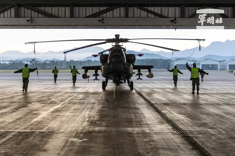 陸航地勤人員於清晨時，實施阿帕契攻擊直升機拖機作業。（軍聞社提供）中央社記者林敬殷傳真　115年2月18日