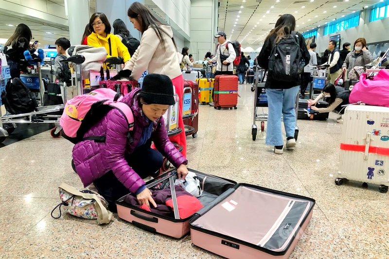 有民眾報名挪威12日極光團旅遊，團員18日返台控訴遭遇班機延誤、行李遺失、行程有落差。旅行社回應，已提供部分補償，後續會持續協調並考慮向航空公司求償。中央社記者吳睿騏桃園機場攝　115年2月18日