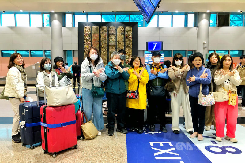 有民眾利用農曆春節連假報名挪威12日遊，團員18日返台控訴遭遇班機延誤、行李遺失、行程有落差。旅行社回應，已提供部分補償，後續會持續協調並考慮向航空公司求償。中央社記者吳睿騏桃園機場攝　115年2月18日