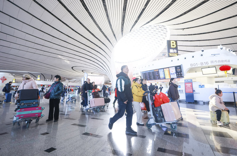 中國2025年興起「迴旋鏢」旅行方式，荷包不寬裕的年輕人購買低廉的中轉機票，一個週末就可暢遊兩地。圖為2月2日，中國2026春運啟動的北京大興機場。（中新社提供）中央社 115年2月18日