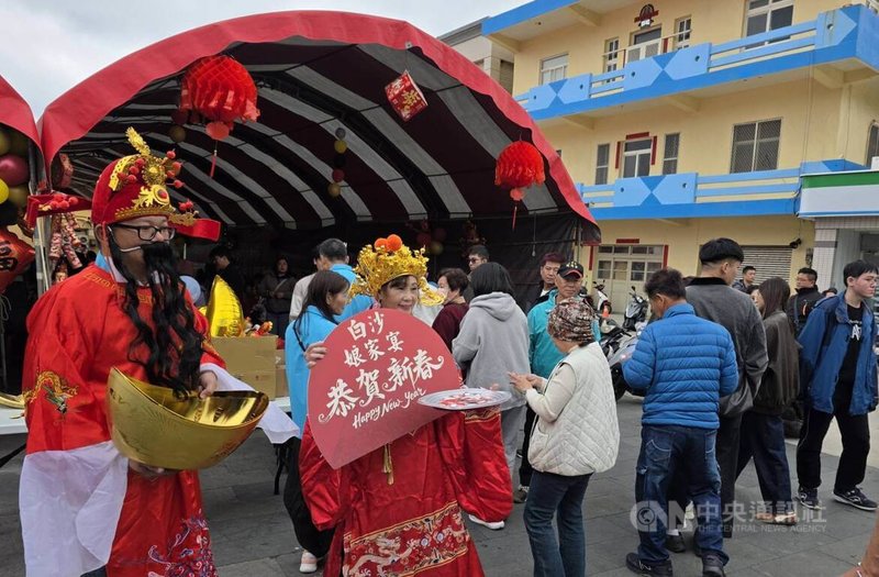 澎湖縣白沙鄉赤崁「娘家宴」活動18日大年初二中午熱鬧登場，席開逾百桌，吸引大批鄉親共襄盛舉，一起同感受娘家宴的團圓喜慶氛圍。中央社　115年2月18日
