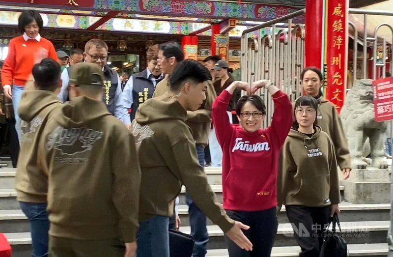 副總統蕭美琴（前紅衣者）18日到新北市新店區太平宮走春祈福，身穿印有白色TAIWAN字樣紅色帽T，對現場民眾高舉雙手比出大愛心致意。中央社記者黃旭昇攝　115年2月18日