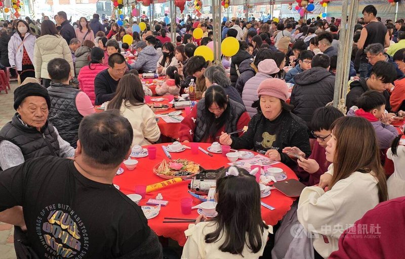 在澎湖蔚為風氣的大年初二「社區娘家宴」，18日中午在白沙鄉赤崁社區熱鬧登場，以宴席款待各家族回娘家作客的出嫁女兒與夫婿，家人們齊聚同享天倫樂。中央社　115年2月18日