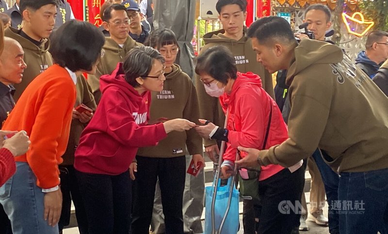 副總統蕭美琴（前左2）大年初二宮廟走春，18日到新北市新店區太平宮參拜並與民眾互動，在廟埕發福袋給到場群眾。中央社記者黃旭昇攝　115年2月18日