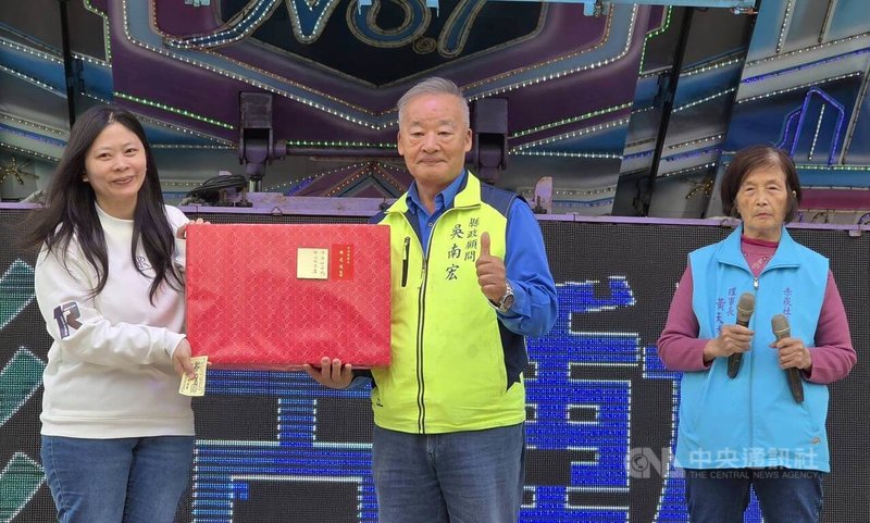 大年初二，澎湖當地特有的「社區娘家宴」18日在白沙鄉赤崁與湖西鄉鼎灣2社區開辦，縣政顧問吳南宏（中）代替摔傷昏迷的縣長陳光復出席抽獎，吳南宏並籲請民眾一起為陳光復集氣，盼縣長早日康復。中央社　115年2月18日