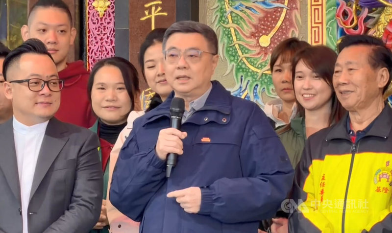 行政院長卓榮泰（前中）18日到基隆市和平島天顯宮參拜後表示，希望民主進步黨基隆市長參選人童子瑋（前左）從「顧家的議長」，未來成為「扞家（指主持家務）的市長」。中央社記者王朝鈺攝　115年2月18日