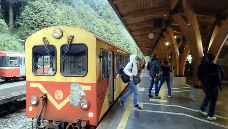 阿里山林業鐵路新採購「森里號」列車,預計7月起投入嘉義站到阿里山站營運,屆時部分「阿里山號」將轉為區間列車。圖為遊客於阿里山站下車。(林鐵及文資處提供)中央社記者黃國芳傳真 115年2月18日