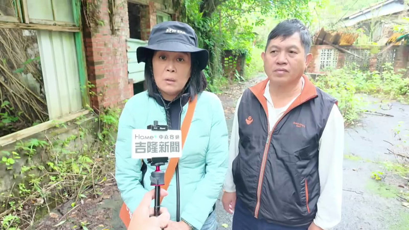 基隆市明德國中所屬校地明德山莊宿舍群，已於民國107年被文化觀光局納入列冊追蹤，基隆市副議長楊秀玉（左）希望能將部分宿舍群土地作為停車場使用。（讀者提供）中央社記者王朝鈺傳真　115年2月18日