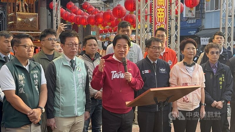 總統賴清德（前左3）18日在台南市談及摔傷陷昏迷的澎湖縣長陳光復狀況說，高雄榮民總醫院已緊急開刀、手術順利，但陳光復尚未脫離險境。中央社記者張榮祥台南攝　115年2月18日