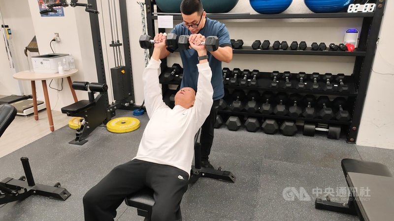 卜蜂董事長鄭武樾(前)90歲仍持續找專業教練做重訓,展現自律與體能管理。中央社記者何秀玲攝 115年2月18日