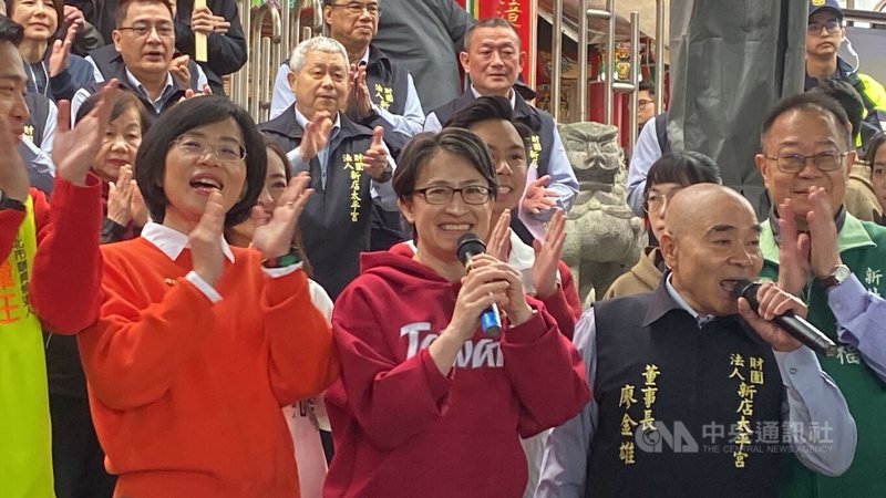 副總統蕭美琴（前中）18日大年初二赴新北市新店區太平宮走春祈福，在廟前廣場向民眾賀年。前左為民主進步黨新北市長參選人蘇巧慧。中央社記者黃旭昇攝　115年2月18日