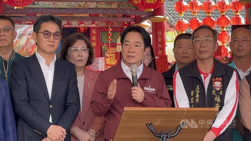 總統賴清德（前中）18日到雲林縣福安宮參拜，他提到，雲林縣是農業大縣，台美談判對等關稅時，政府掛念農民權益，進口美國豬肉、花生等調降關稅部分，政府也會監控各種變化，並成立300億農安基金因應。　中央社記者姜宜菁攝　115年2月18日