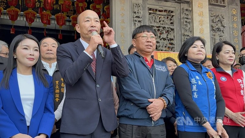 立法院長韓國瑜（前左2）18日到雲林縣順安宮參拜，他表示，雲林有水、有電、有土地，是全台灣發展最具潛力的地方，只要中央政策清楚、預算支持，加上縣民也支持衝刺，相信雲林發展會越來越好，脫胎換骨、脫離貧窮。　中央社記者姜宜菁攝　115年2月18日