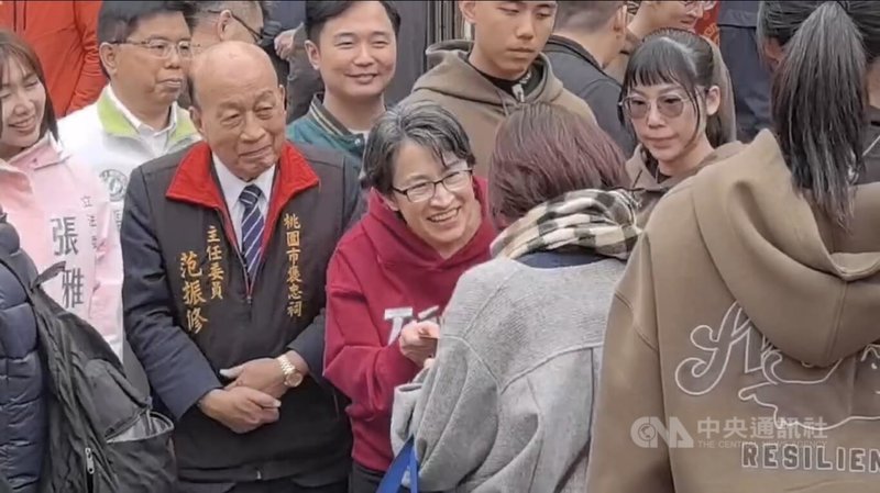 副總統蕭美琴（中紅衣者）大年初二18日中午到桃園市平鎮褒忠祠向民眾拜年、發送福袋，親切與到場群眾互動、問候。中央社記者葉臻攝 115年2月18日